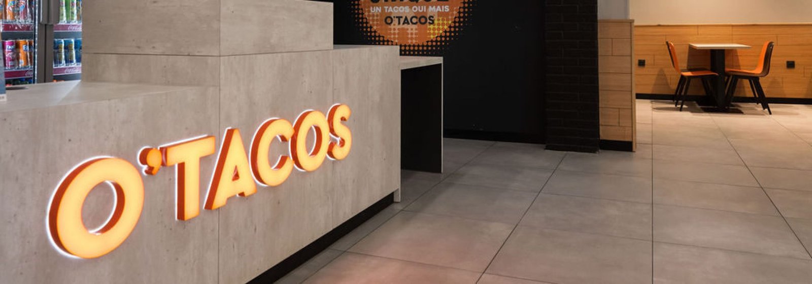 Enseigne lumineuse sur façade de restaurant réalisée par Agen Néon à Agen