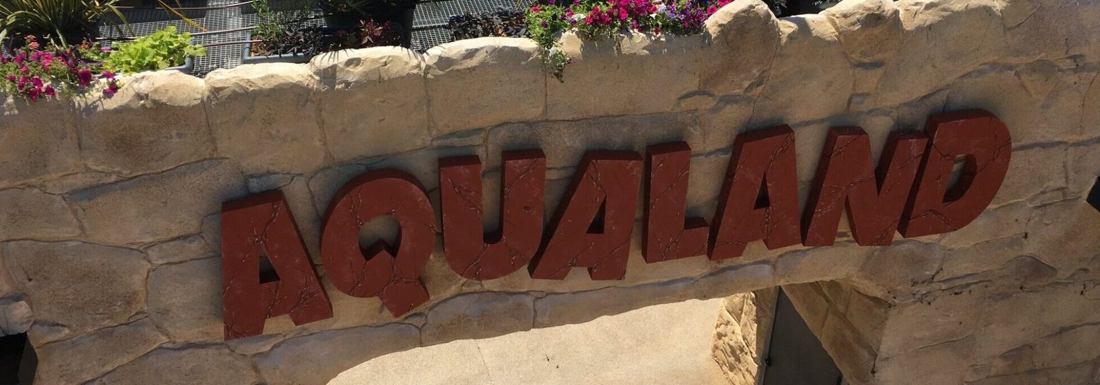 Lettres découpées Aqualand sur pierre par Agen Néon